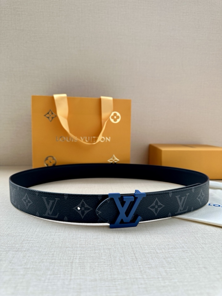     3.4宽 LV Trunk 双面腰带以粒面皮革塑造摩登设计，可为商务或休闲造型注入典雅魅力。铭纹