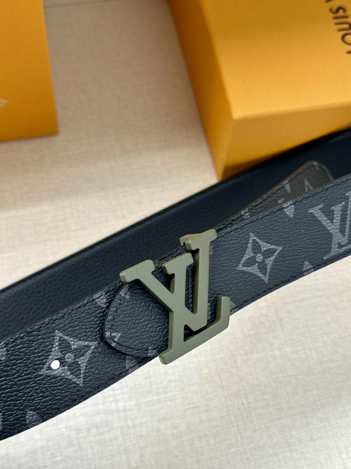     3.4宽 LV Trunk 双面腰带以粒面皮革塑造摩登设计，可为商务或休闲造型注入典雅魅力。铭纹