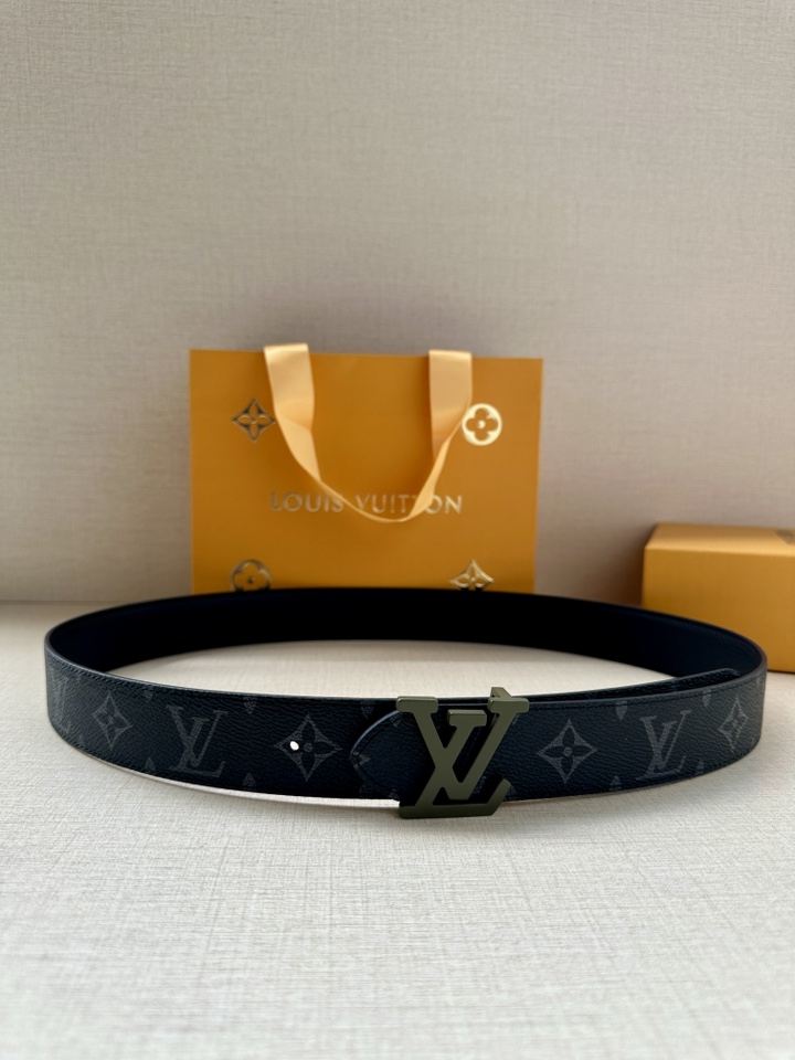     3.4宽 LV Trunk 双面腰带以粒面皮革塑造摩登设计，可为商务或休闲造型注入典雅魅力。铭纹