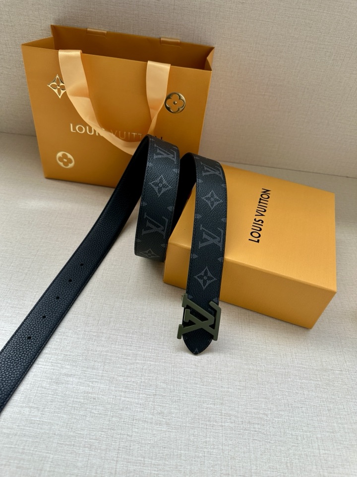     3.4宽 LV Trunk 双面腰带以粒面皮革塑造摩登设计，可为商务或休闲造型注入典雅魅力。铭纹