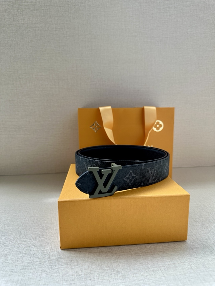     3.4宽 LV Trunk 双面腰带以粒面皮革塑造摩登设计，可为商务或休闲造型注入典雅魅力。铭纹