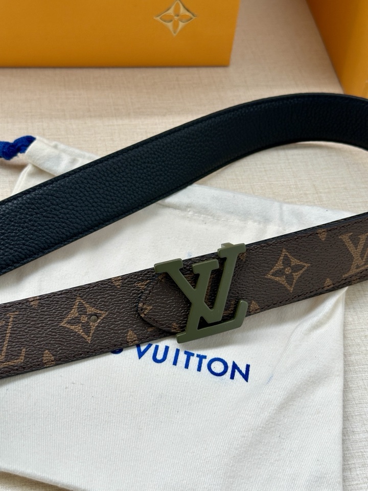     3.4宽 LV Trunk 双面腰带以粒面皮革塑造摩登设计，可为商务或休闲造型注入典雅魅力。铭纹