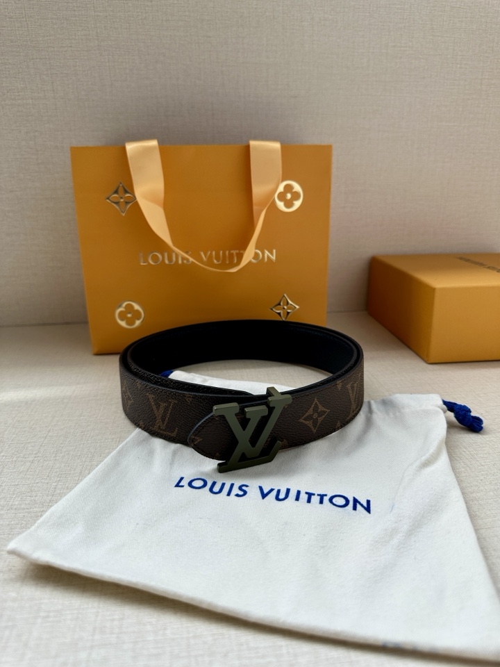     3.4宽 LV Trunk 双面腰带以粒面皮革塑造摩登设计，可为商务或休闲造型注入典雅魅力。铭纹