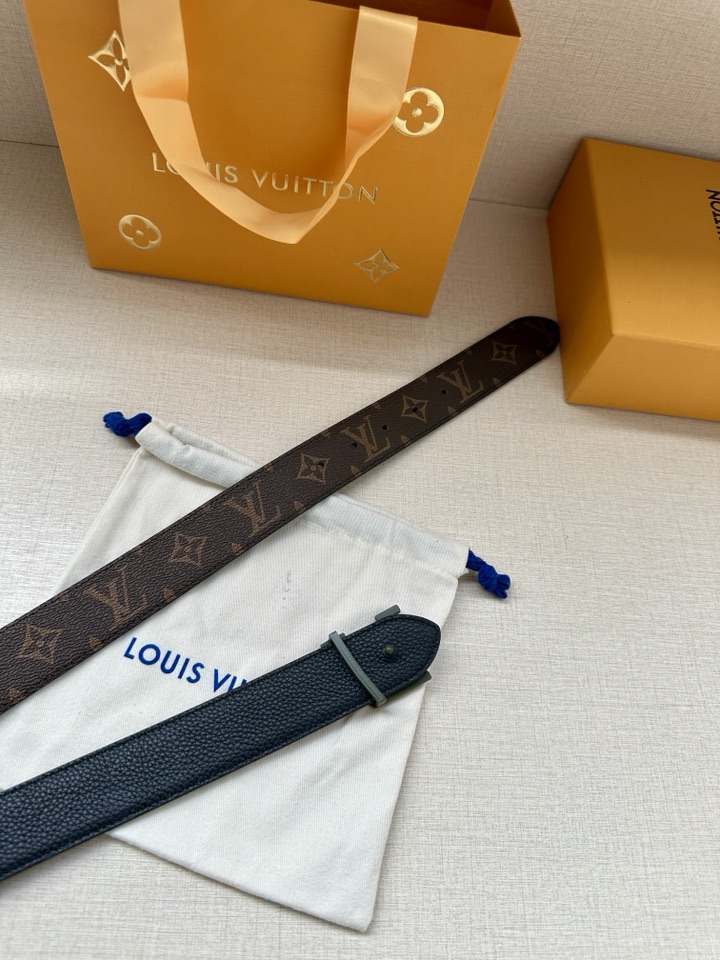     3.4宽 LV Trunk 双面腰带以粒面皮革塑造摩登设计，可为商务或休闲造型注入典雅魅力。铭纹