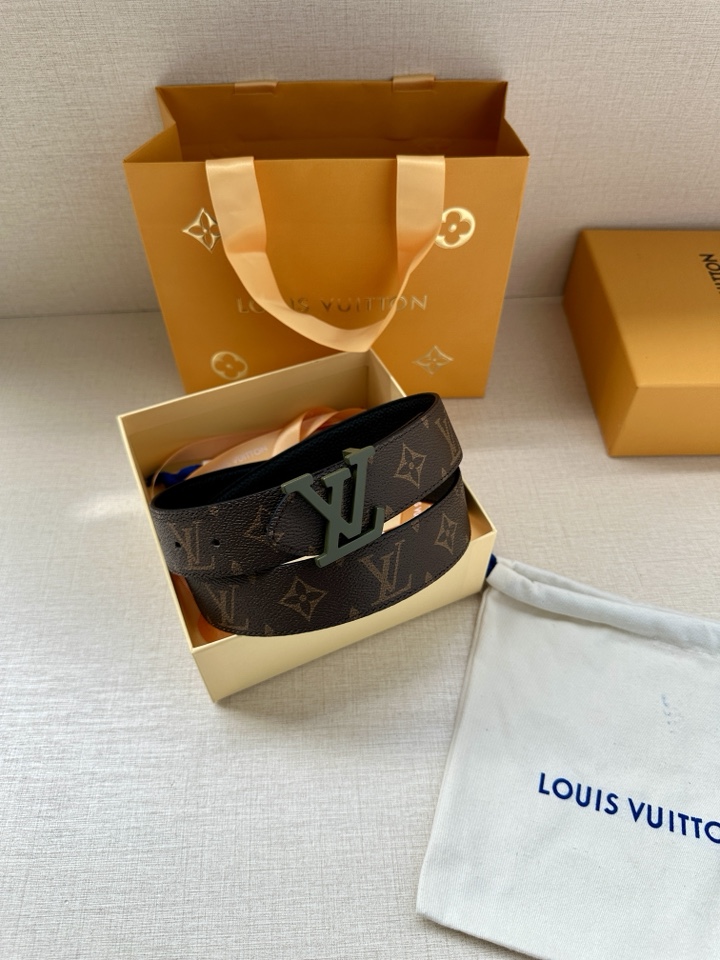     3.4宽 LV Trunk 双面腰带以粒面皮革塑造摩登设计，可为商务或休闲造型注入典雅魅力。铭纹