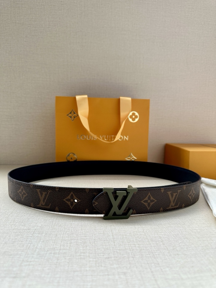     3.4宽 LV Trunk 双面腰带以粒面皮革塑造摩登设计，可为商务或休闲造型注入典雅魅力。铭纹