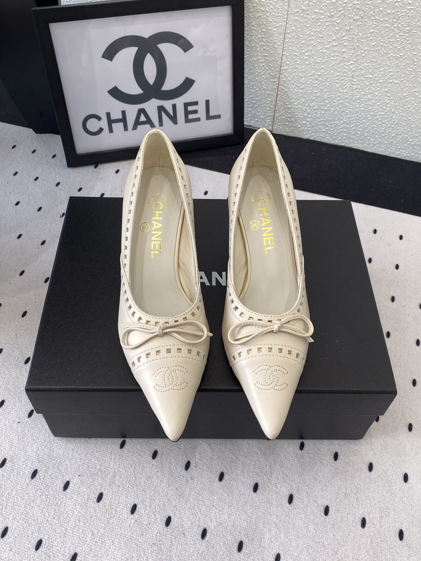 NO:239327,Chanel spring and summer new high-heeled sandals This season is so beautiful that it is breathtaking. When worn on women, it reveals a hint of elegant charm. This shoe satisfies all girls' fantasies about high heels. Original custom imported sheepskin upper sheepskin inner footbed Italian genuine leather outsole Size35-39 (customized on 40/41), high heels shoes, chanel, sandals, high heels, sheepskin, Leather soles19860909Chanel春夏新款高跟凉鞋 这一季美得让人窒息 穿在女人身上 透出丝丝优雅魅力 这款鞋满足了女生对高跟鞋的所有幻想 原版定制进口羊皮鞋面 羊皮内里垫脚 意大利真皮大底 Size35-39（40/41定制）,高跟鞋单鞋,chanel,sandals,high heels,sheepskin,Leather soles,Women's Shoes