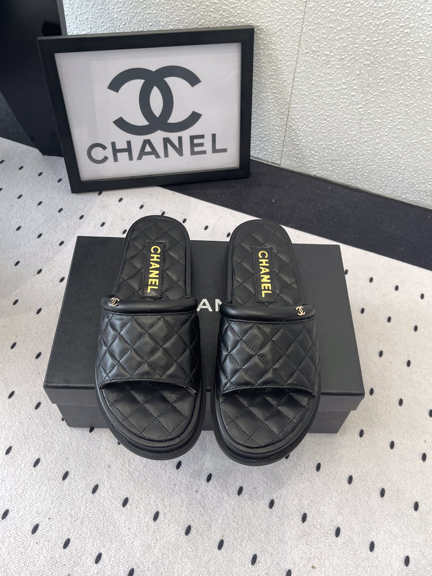 NO:239325,Chanel's new spring and summer slippers, many celebrities and celebrities are on the go. A versatile series that domestic and foreign bloggers are a must-have for matching spring and summer wardrobe. Imported super soft sheepskin upper. Imported crystal sheepskin inner lining. Original open mold custom rubber sole. Size: 35-39 (40 41 custom made without return or exchange), slippers, chanel, slippers, sheepskin19860909Chanel新款春夏拖鞋 众多明星网红上脚 国内外博主刷爆的一个百搭系列 春夏衣橱搭配必备 进口超柔羊皮鞋面 进口水晶羊皮内里 原版开模定制橡胶底 Size: 35-39（40 41定做不退换）,拖鞋,chanel,slippers,sheepskin,Women's Shoes