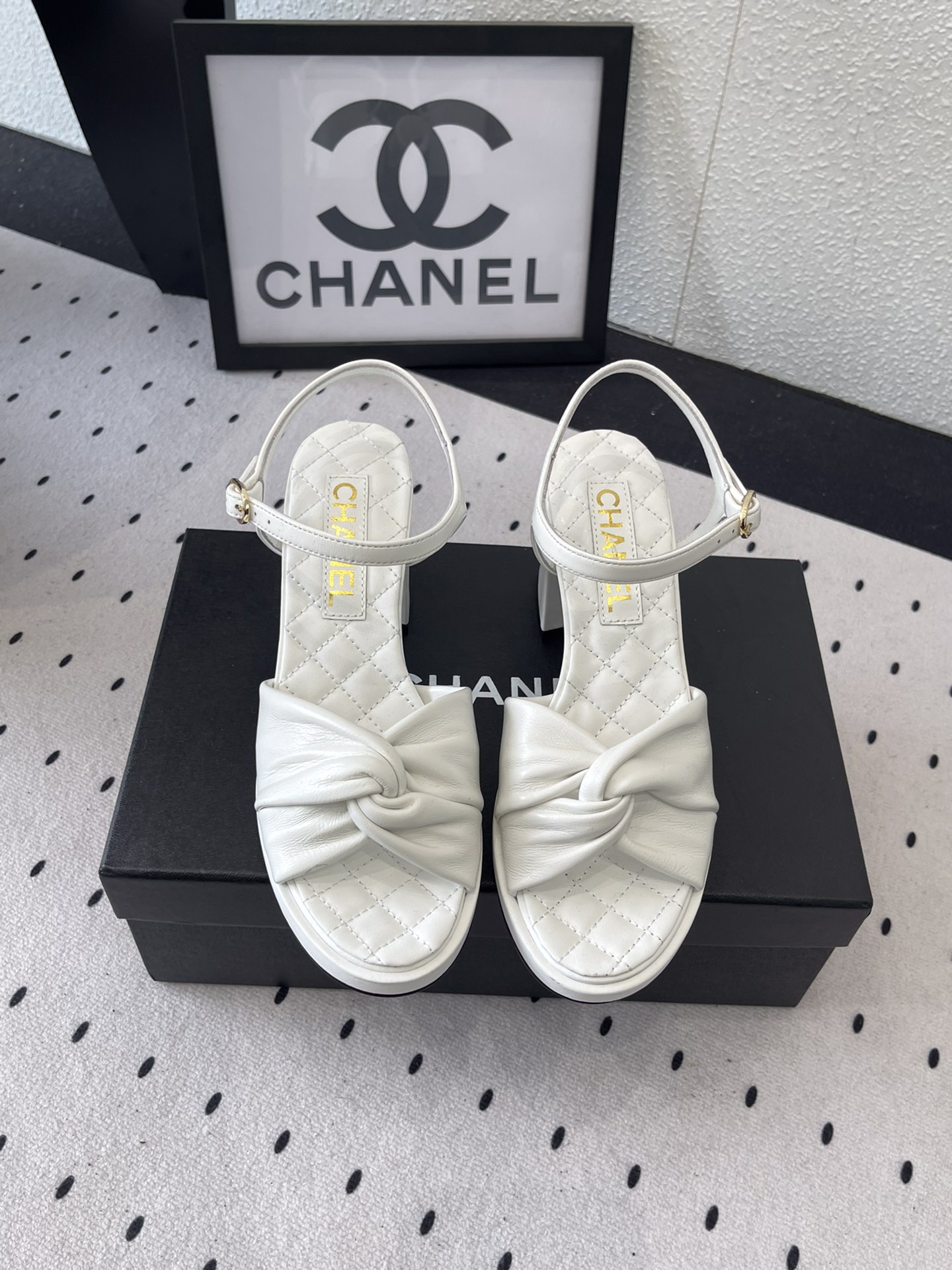 NO:239319,Chanel spring and summer new high-heeled sandals This season is so beautiful that it is breathtaking. When worn on women, it reveals a hint of elegant charm. This shoe satisfies all girls' fantasies about high heels. Original custom imported sheepskin upper sheepskin inner footbed Size35-39 (customized on 40/41), sandals, chanel, sandals, high heels, sheepskin19860909Chanel春夏新款高跟凉鞋 这一季美得让人窒息 穿在女人身上 透出丝丝优雅魅力 这款鞋满足了女生对高跟鞋的所有幻想 原版定制进口羊皮鞋面 羊皮内里垫脚 Size35-39（40/41定制）,凉鞋,chanel,sandals,high heels,sheepskin,Women's Shoes