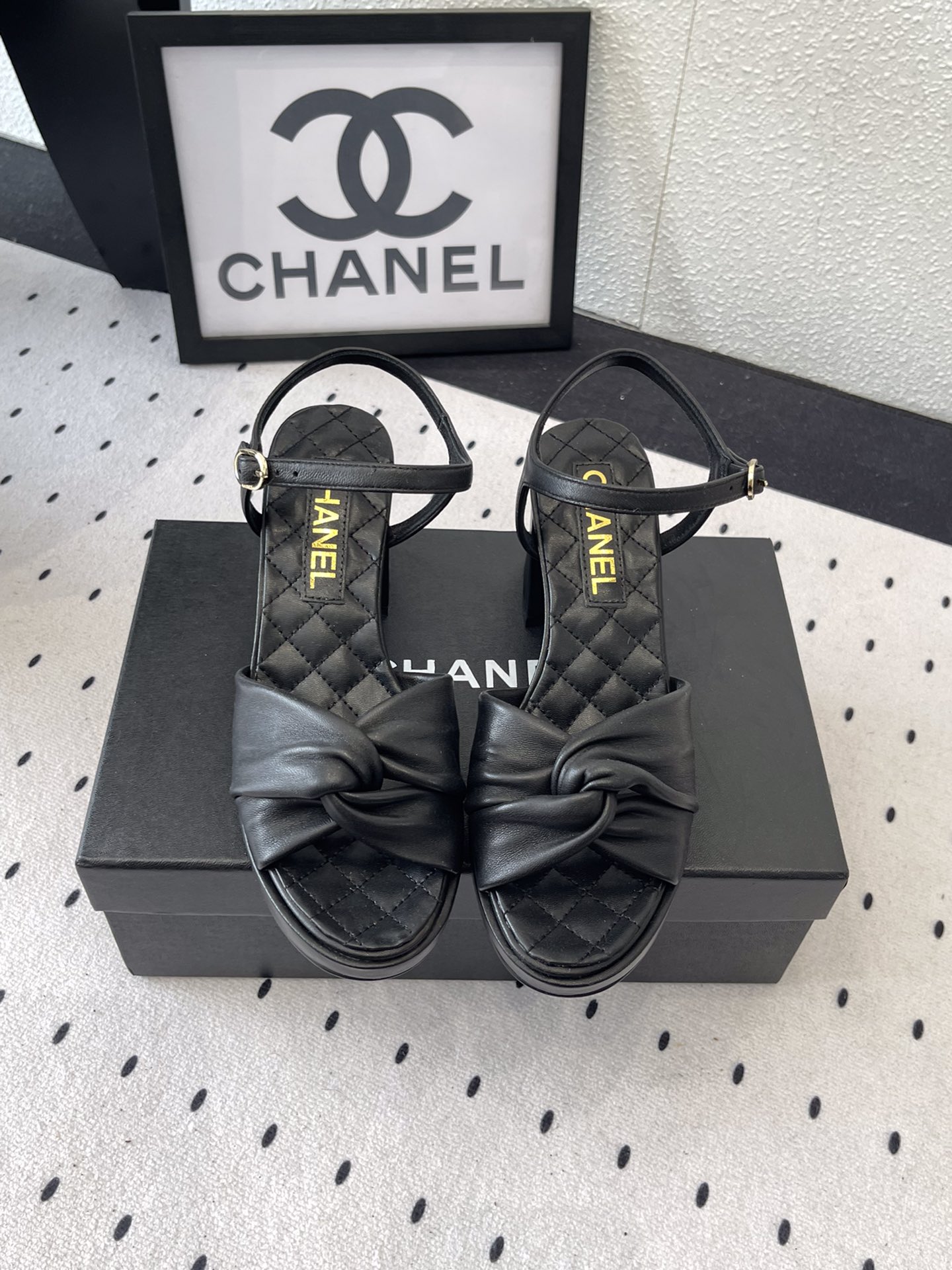 NO:239321,Chanel spring and summer new high-heeled sandals This season is so beautiful that it is breathtaking. When worn on women, it reveals a hint of elegant charm. This shoe satisfies all girls' fantasies about high heels. Original custom imported sheepskin upper sheepskin inner footbed Italian genuine leather outsole Size35-39 (customized on 40/41), sandals, chanel, sandals, high heels, sheepskin, Leather soles19860909Chanel春夏新款高跟凉鞋 这一季美得让人窒息 穿在女人身上 透出丝丝优雅魅力 这款鞋满足了女生对高跟鞋的所有幻想 原版定制进口羊皮鞋面 羊皮内里垫脚 意大利真皮大底Size35-39（40/41定制）,凉鞋,chanel,sandals,high heels,sheepskin,Leather soles,Women's Shoes