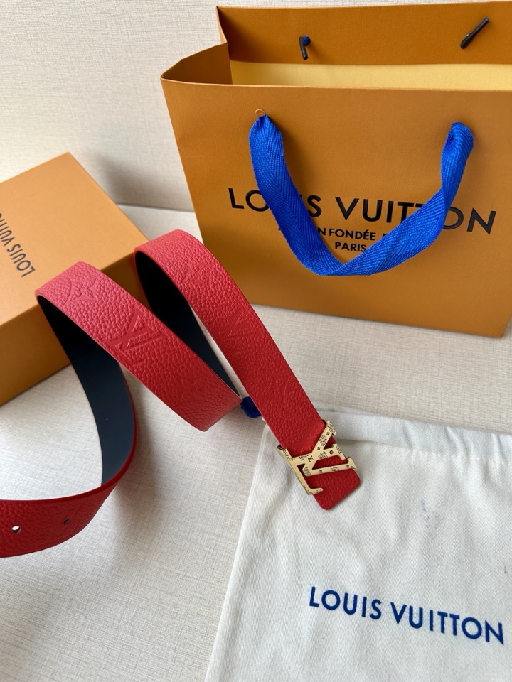     3.0宽 LV 双面腰带取材缝线皮革和 进口双面荔枝压花 为纤细设计注入柔美风情。