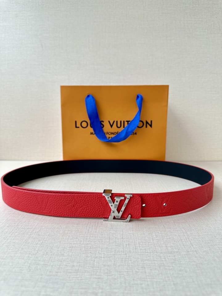     3.0宽 LV 双面腰带取材缝线皮革和 进口双面荔枝压花 为纤细设计注入柔美风情。