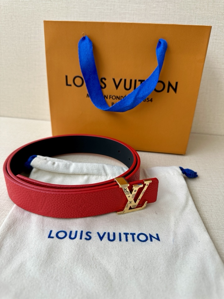     3.0宽 LV 双面腰带取材缝线皮革和 进口双面荔枝压花 为纤细设计注入柔美风情。