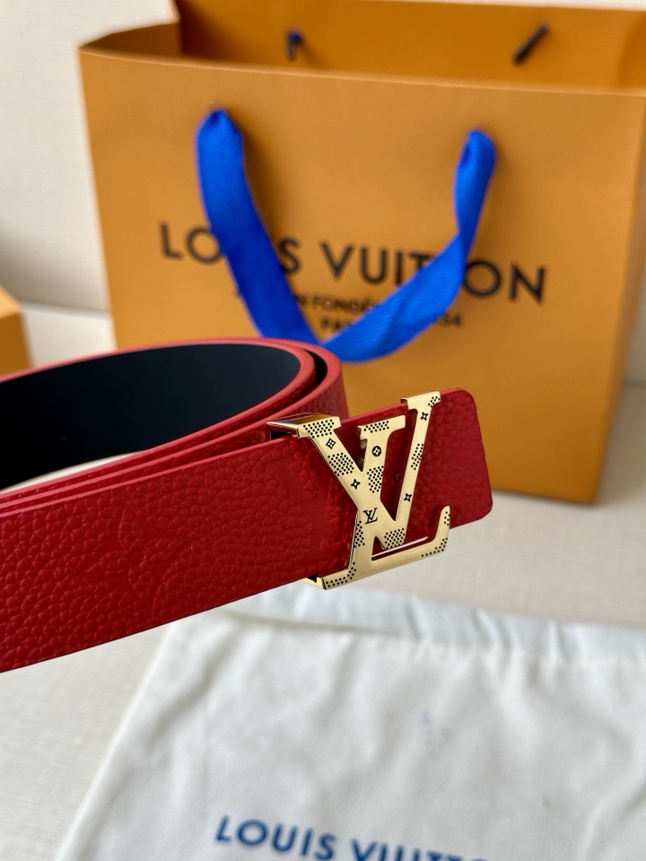     3.0宽 LV 双面腰带取材缝线皮革和 进口双面荔枝压花 为纤细设计注入柔美风情。