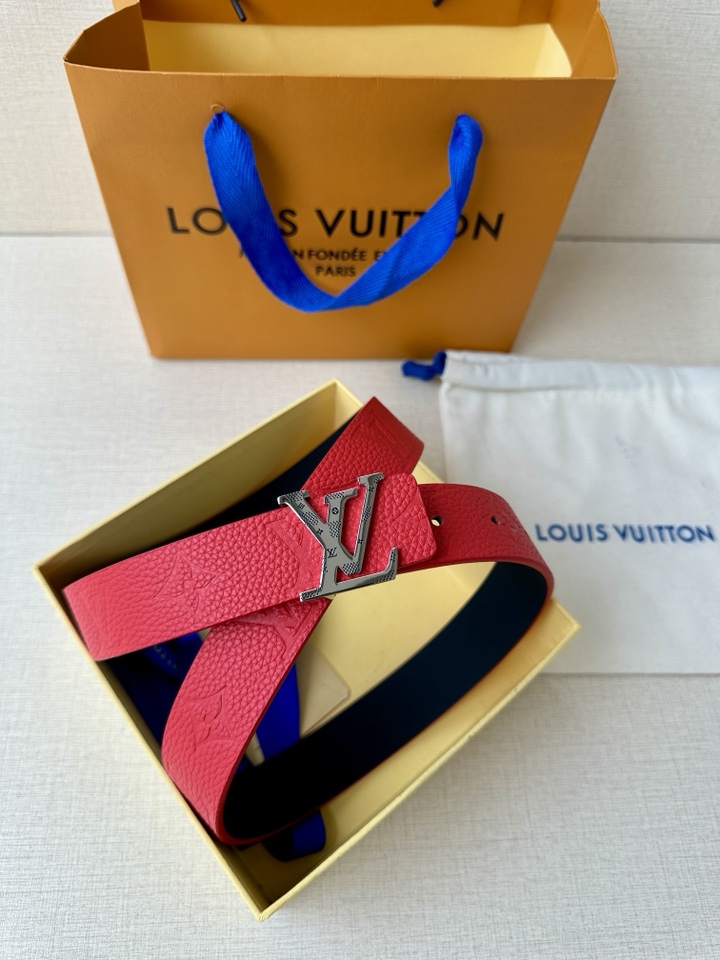     3.0宽 LV 双面腰带取材缝线皮革和 进口双面荔枝压花 为纤细设计注入柔美风情。