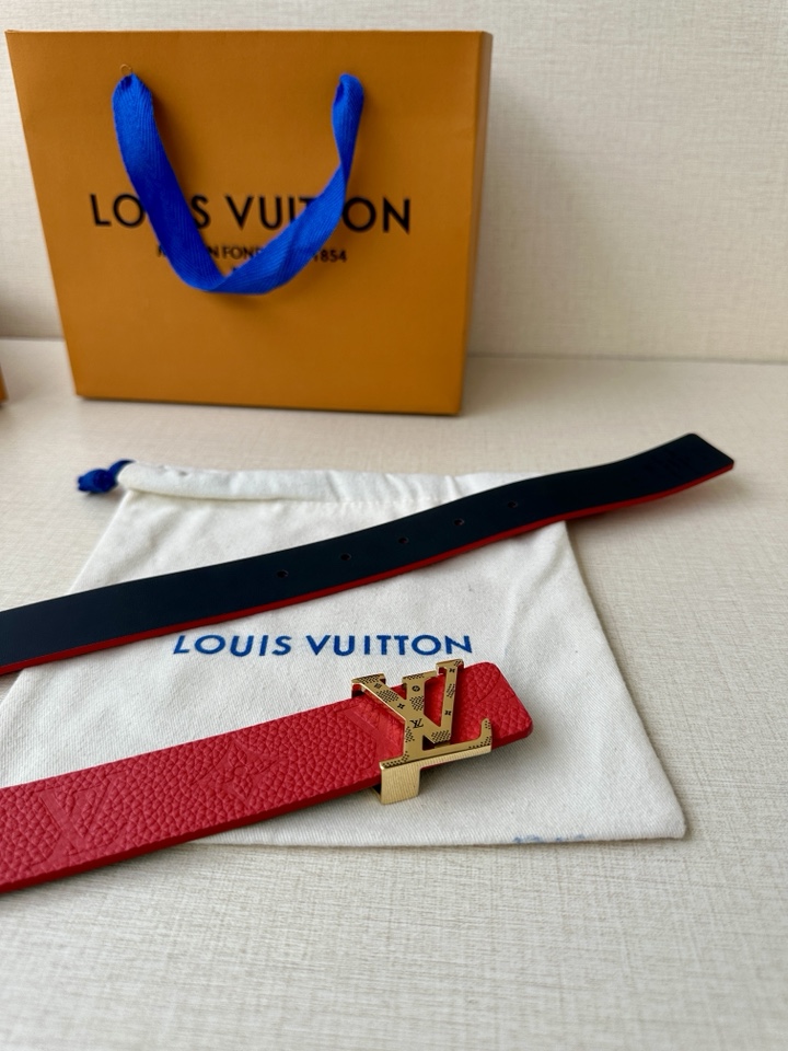     3.0宽 LV 双面腰带取材缝线皮革和 进口双面荔枝压花 为纤细设计注入柔美风情。