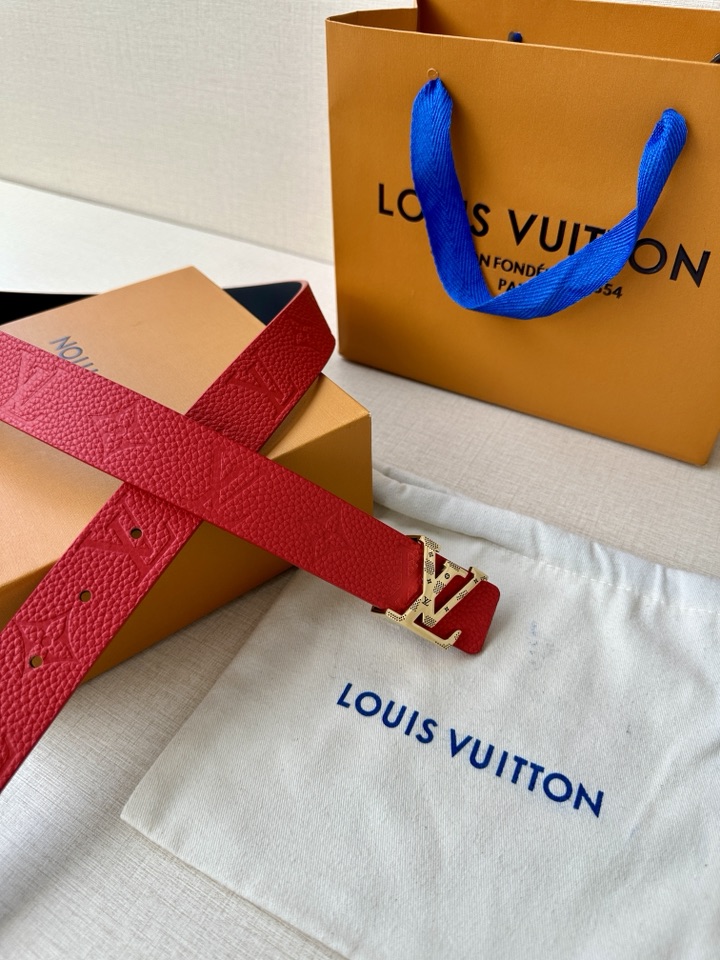     3.0宽 LV 双面腰带取材缝线皮革和 进口双面荔枝压花 为纤细设计注入柔美风情。