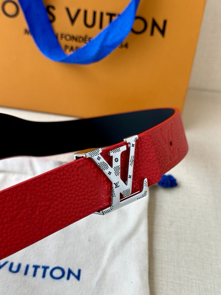     3.0宽 LV 双面腰带取材缝线皮革和 进口双面荔枝压花 为纤细设计注入柔美风情。
