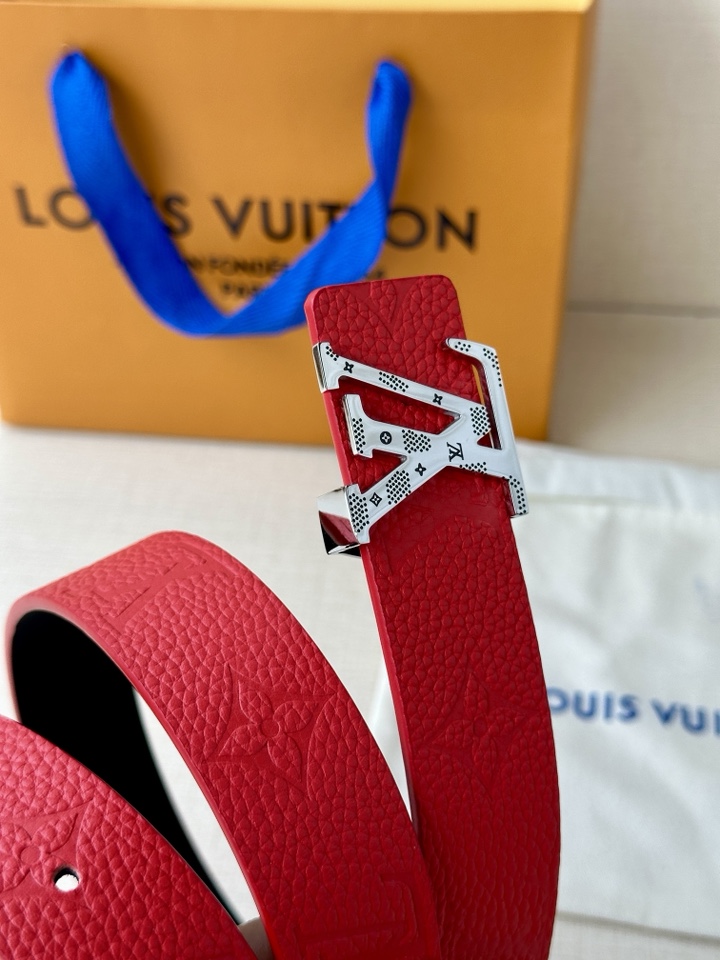     3.0宽 LV 双面腰带取材缝线皮革和 进口双面荔枝压花 为纤细设计注入柔美风情。