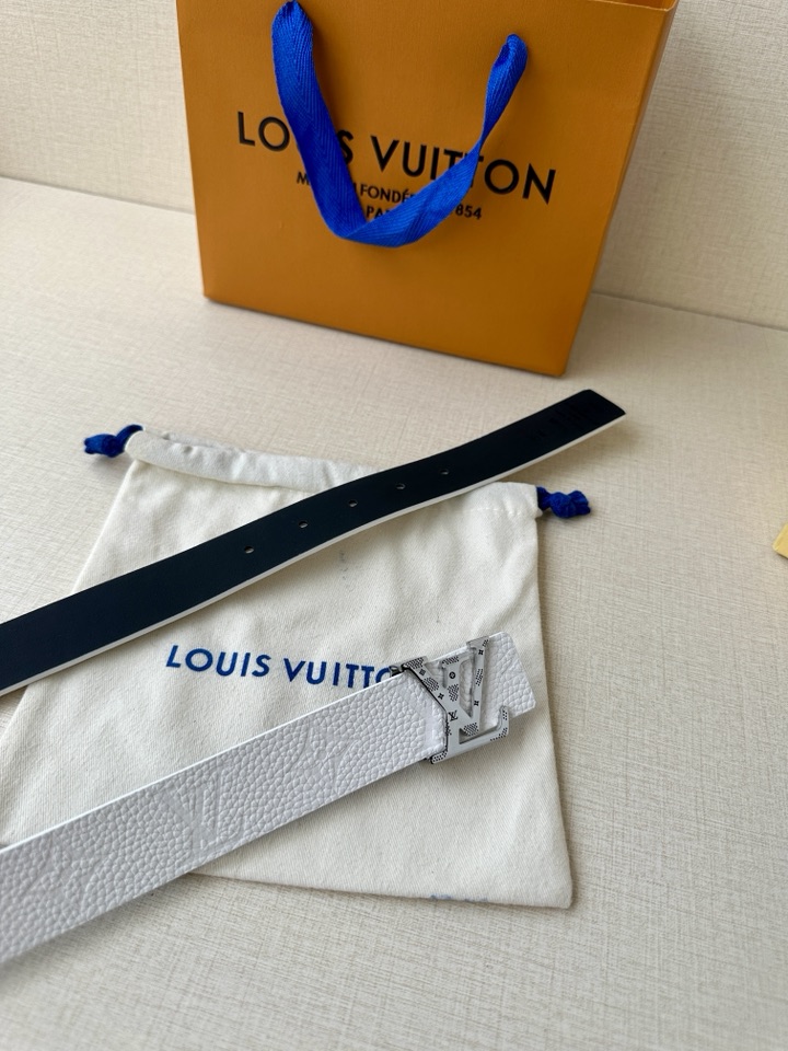     3.0宽 LV 双面腰带取材缝线皮革和 进口双面荔枝压花 为纤细设计注入柔美风情。