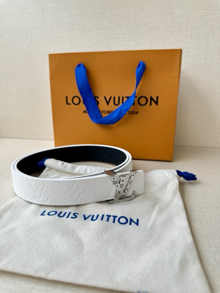     3.0宽 LV 双面腰带取材缝线皮革和 进口双面荔枝压花 为纤细设计注入柔美风情。