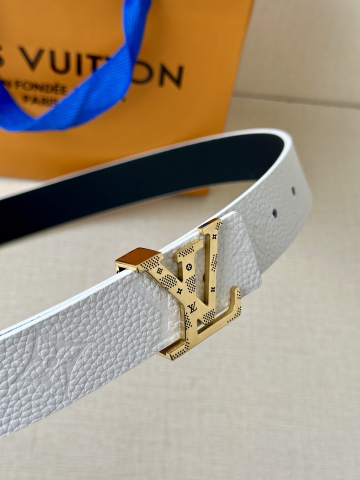     3.0宽 LV 双面腰带取材缝线皮革和 进口双面荔枝压花 为纤细设计注入柔美风情。