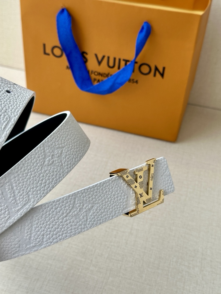     3.0宽 LV 双面腰带取材缝线皮革和 进口双面荔枝压花 为纤细设计注入柔美风情。