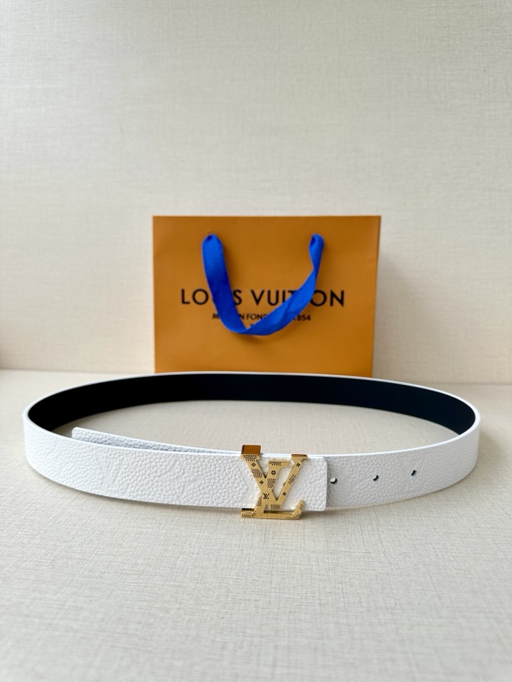     3.0宽 LV 双面腰带取材缝线皮革和 进口双面荔枝压花 为纤细设计注入柔美风情。