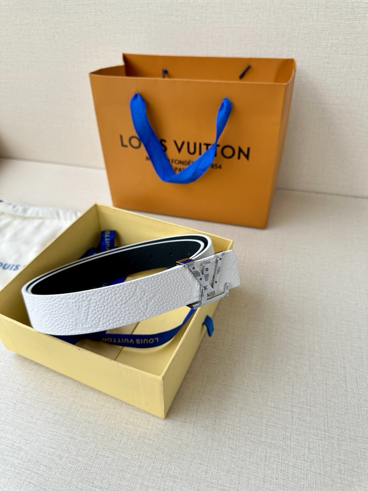     3.0宽 LV 双面腰带取材缝线皮革和 进口双面荔枝压花 为纤细设计注入柔美风情。