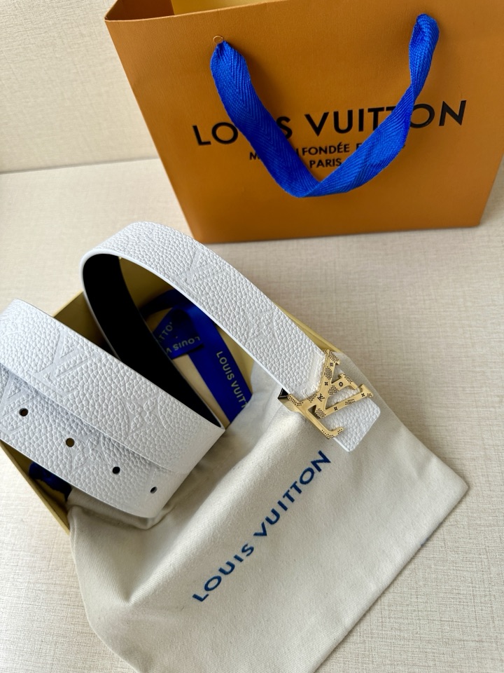    3.0宽 LV 双面腰带取材缝线皮革和 进口双面荔枝压花 为纤细设计注入柔美风情。