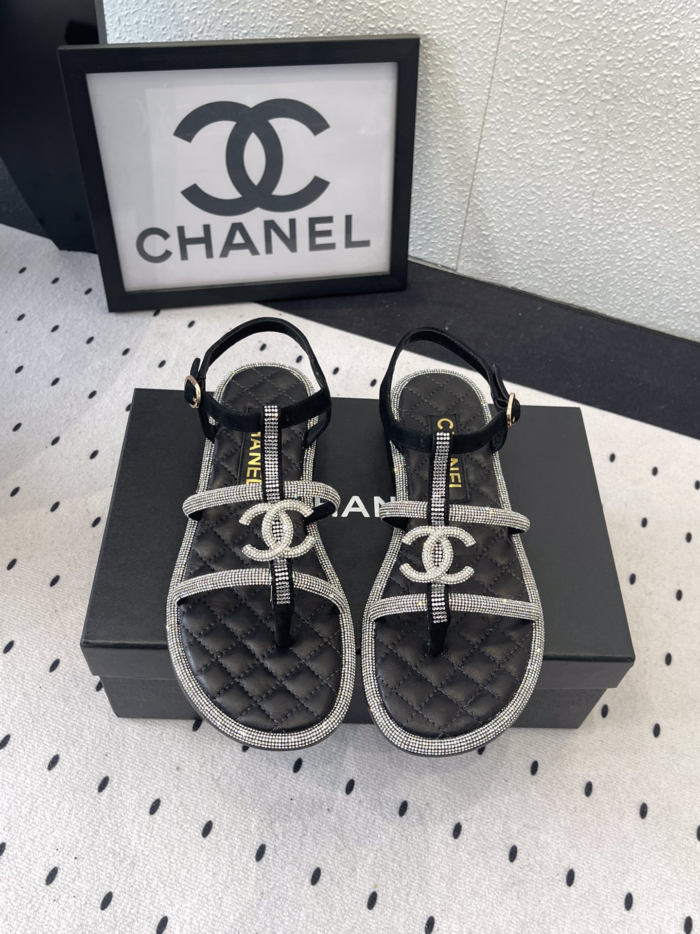 NO:239323,Chanel new chain sandals in spring and summer. There are many internet celebrity fashion bloggers who grow grass. Summer must have the elegant and famous temperament of Xiangjia, which is irresistible. Imported sheepskin diamond upper, mixed-bred sheepskin footbed, Italian genuine leather sole Size35-41 (40 41 custom made without return or exchange), sandals, chanel, chanel, sandals, sheepskin, Leather soles19860909Chanel春夏新款链条凉鞋 超多网红时尚博主种草 夏天必备拥有香家特色优雅名媛气质 让人无法抗拒 进口羊皮钻鞋面 混种羊皮垫脚 意大利真皮大底 Size35-41（40 41定做不退换）,凉鞋,chanel,chanel,sandals,sheepskin,Leather soles,Women's Shoes