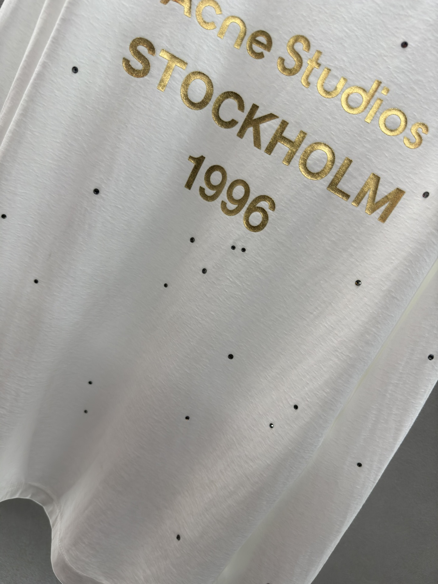 ～～～～。2025早春新款。～～～～
！Acn*，做旧长袖T恤，
钻钻星星点缀在做旧1996上，精致的慵