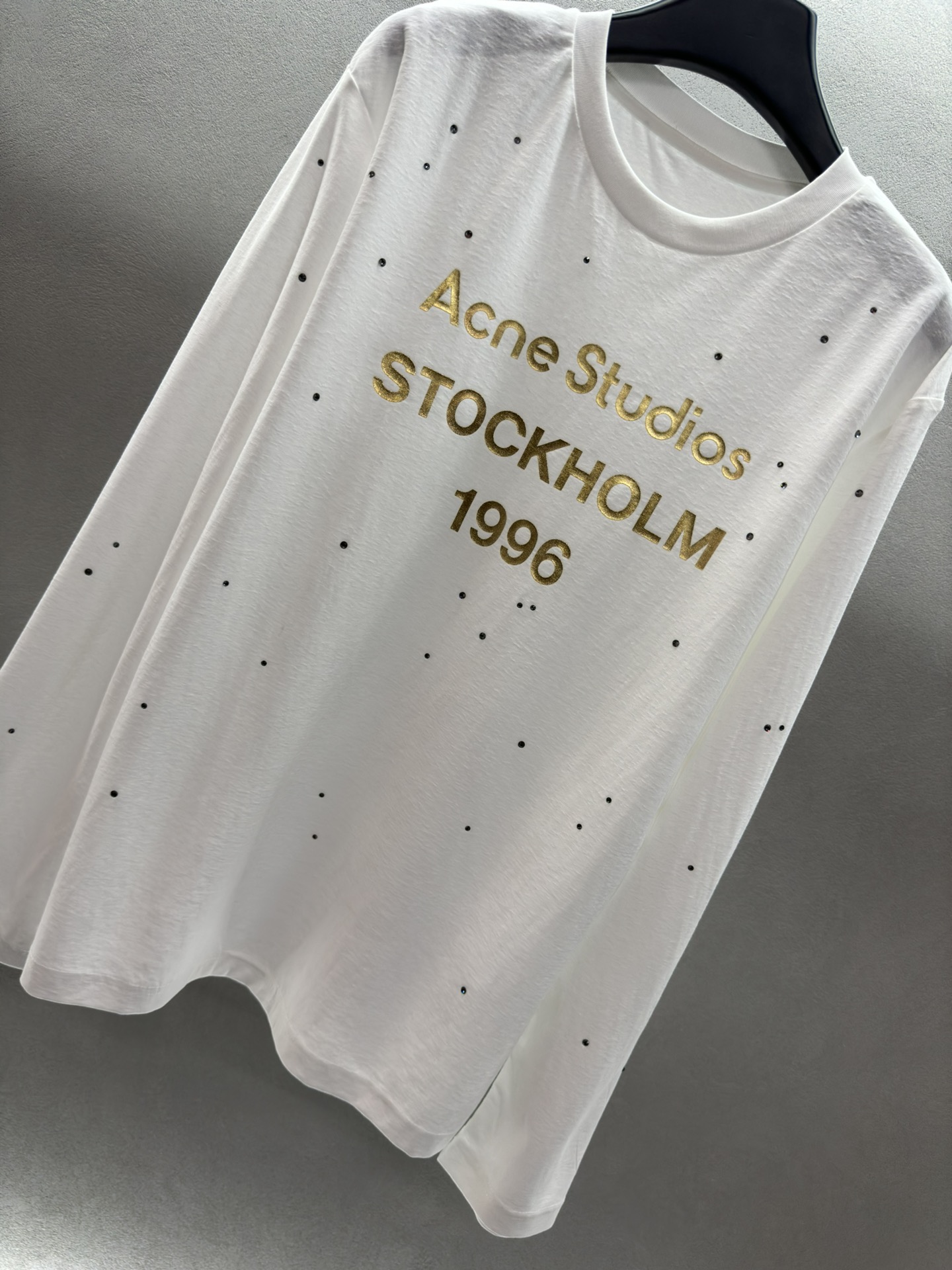 ～～～～。2025早春新款。～～～～
！Acn*，做旧长袖T恤，
钻钻星星点缀在做旧1996上，精致的慵