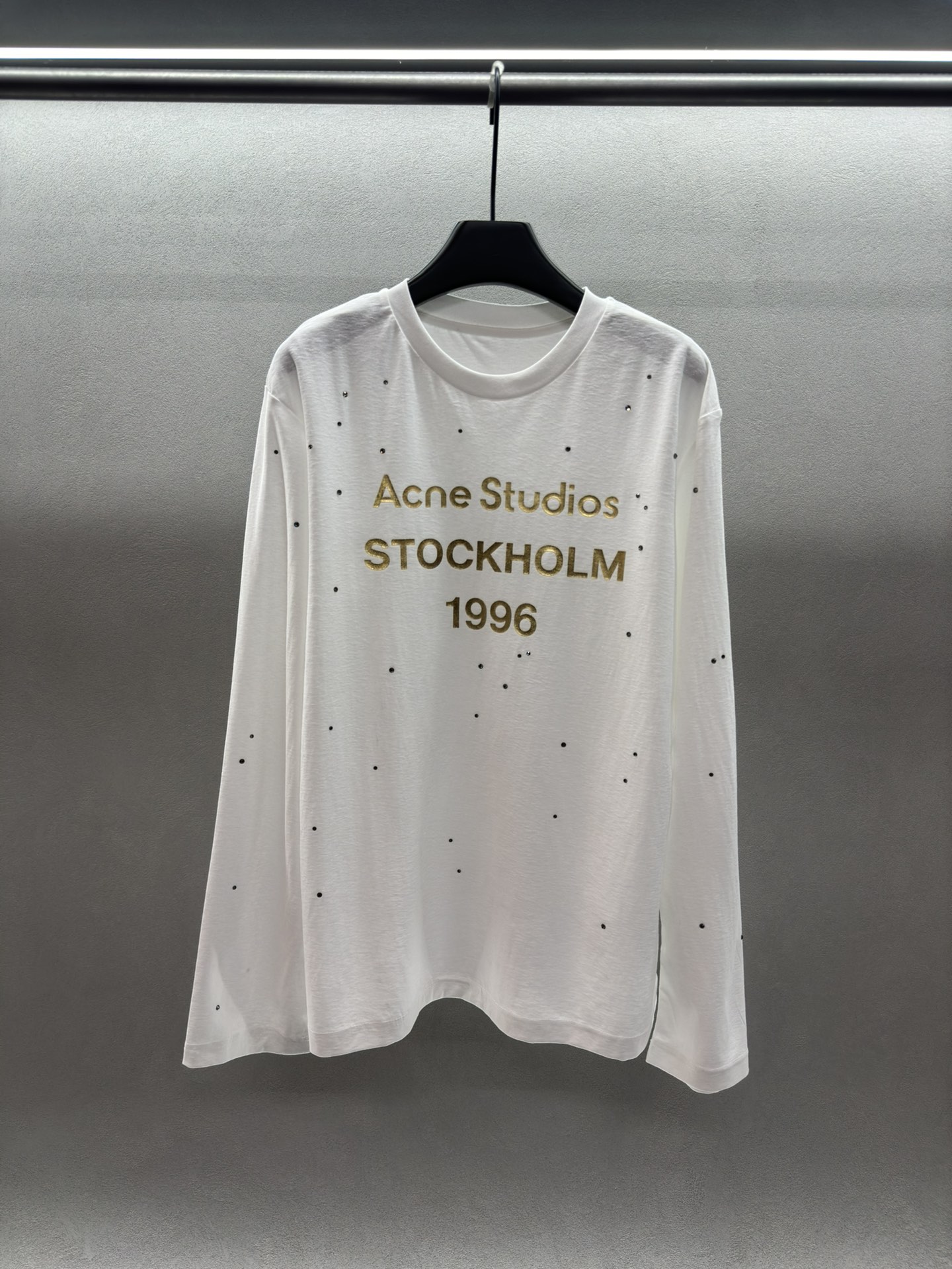 ～～～～。2025早春新款。～～～～
！Acn*，做旧长袖T恤，
钻钻星星点缀在做旧1996上，精致的慵