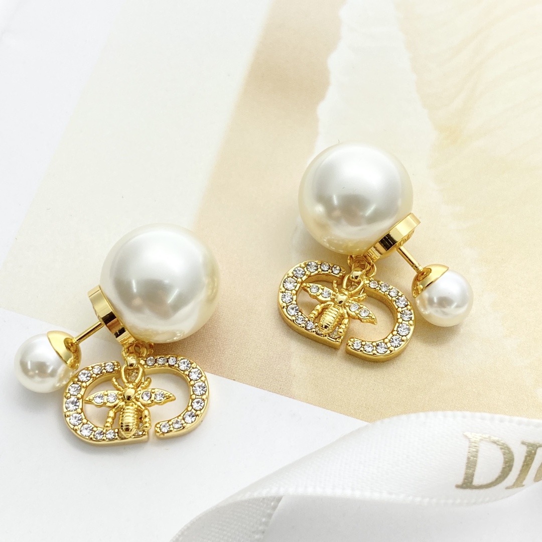 Stylish DIOR Ear Nails: £240, CD and Bee Theme, Stylish and Expensive - 图片 2