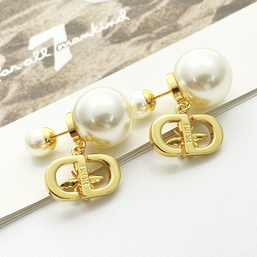 Stylish DIOR Ear Nails: £240, CD and Bee Theme, Stylish and Expensive - 图片 6