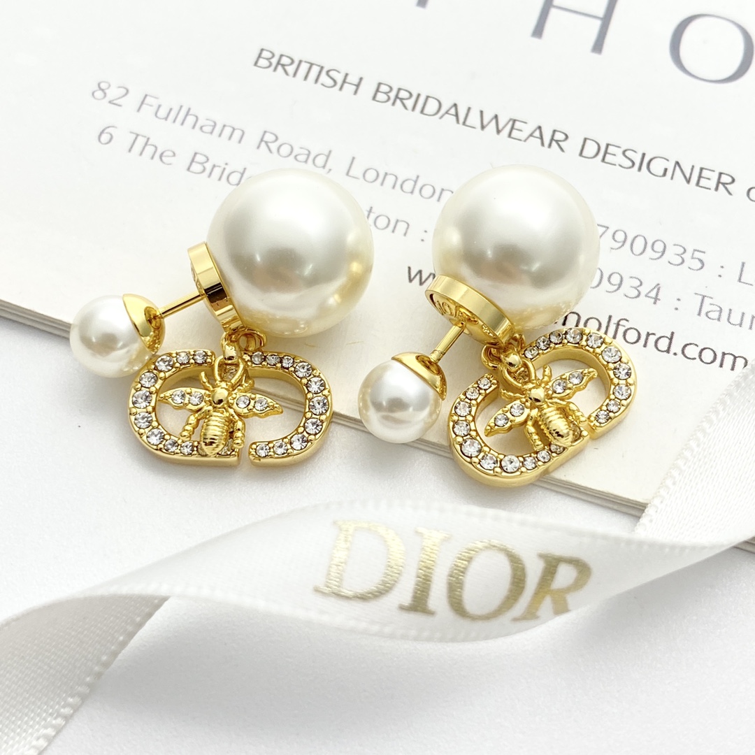 Stylish DIOR Ear Nails: £240, CD and Bee Theme, Stylish and Expensive - 图片 4