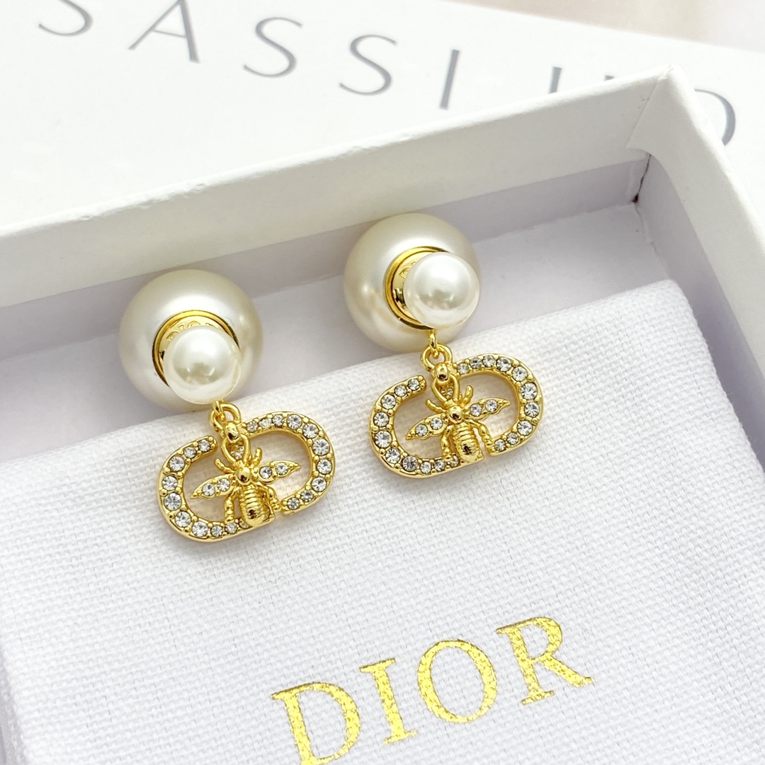 Stylish DIOR Ear Nails: £240, CD and Bee Theme, Stylish and Expensive - 图片 7