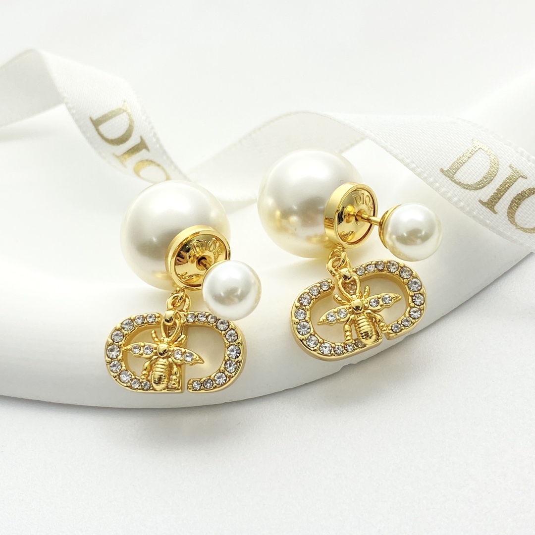 Stylish DIOR Ear Nails: £240, CD and Bee Theme, Stylish and Expensive - 图片 5