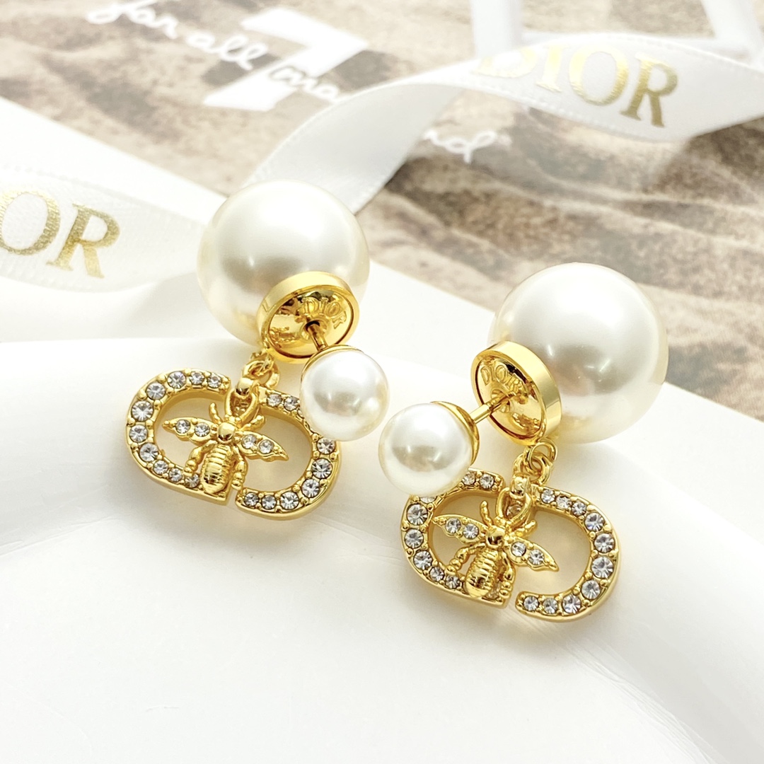Stylish DIOR Ear Nails: £240, CD and Bee Theme, Stylish and Expensive - 图片 3