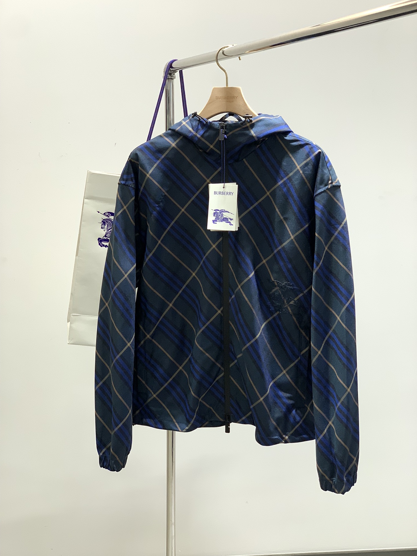 NO:147413,,Burberry Burberry, the latest spring products, the counter is available at the same time, original singles, fashionable and casual hooded jacket, imported original fabric, comfortable and breathable upper body, top-grade embroidery craft letter pattern decoration logo, original hardware and auxiliary decoration, extremely high grade, comfortable and versatile, handsome upper body, 2 colors recommendation, S-XL, burberry, burberry, jackets & coats, hats, alexander wang19860909,Burberry 巴宝莉,春季最新品,专柜同步有售,原单狠货,时尚休闲连帽外套,进口原版面料,上身舒适透气,顶级刺绣工艺字母图案装饰logo,原版五金辅料装饰,档次极高,舒适百搭,上身帅气十足,2色推荐,码数S-XL,,burberry,burberry,jackets & coats,hats,alexander wang,Men's clothing