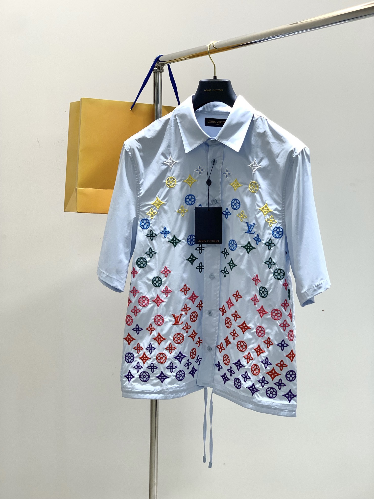 NO:420950,,LouisVuitton, the latest summer model, available at the counter at the same time, original singles, fashionable and casual short-sleeved shirt, very distinctive on the upper body!  Eye-catching and highlighted, imported original fabric, top-grade embroidery craft letter pattern decorative logo, simple but not lacking in fashion, classic and atmospheric, comfortable and breathable, handsome and stylish on the upper body, 2 colors recommended, code number S-XL,, louis vuitton, louis vuitton,shirts,T-shirt,alexander wang19860909,LouisVuitton 路易威登,夏季最新款,专柜同步有售,原单狠货,时尚休闲短袖衬衫,上身很有特点！吸睛而有亮点,进口原版面料,顶级刺绣工艺字母图案装饰Logo,简单而不失时尚,经典大气,舒适透气,上身帅气有型,2色推荐,码数S-XL,,louis vuitton,louis vuitton,shirts,T-shirt,alexander wang,Men's clothing