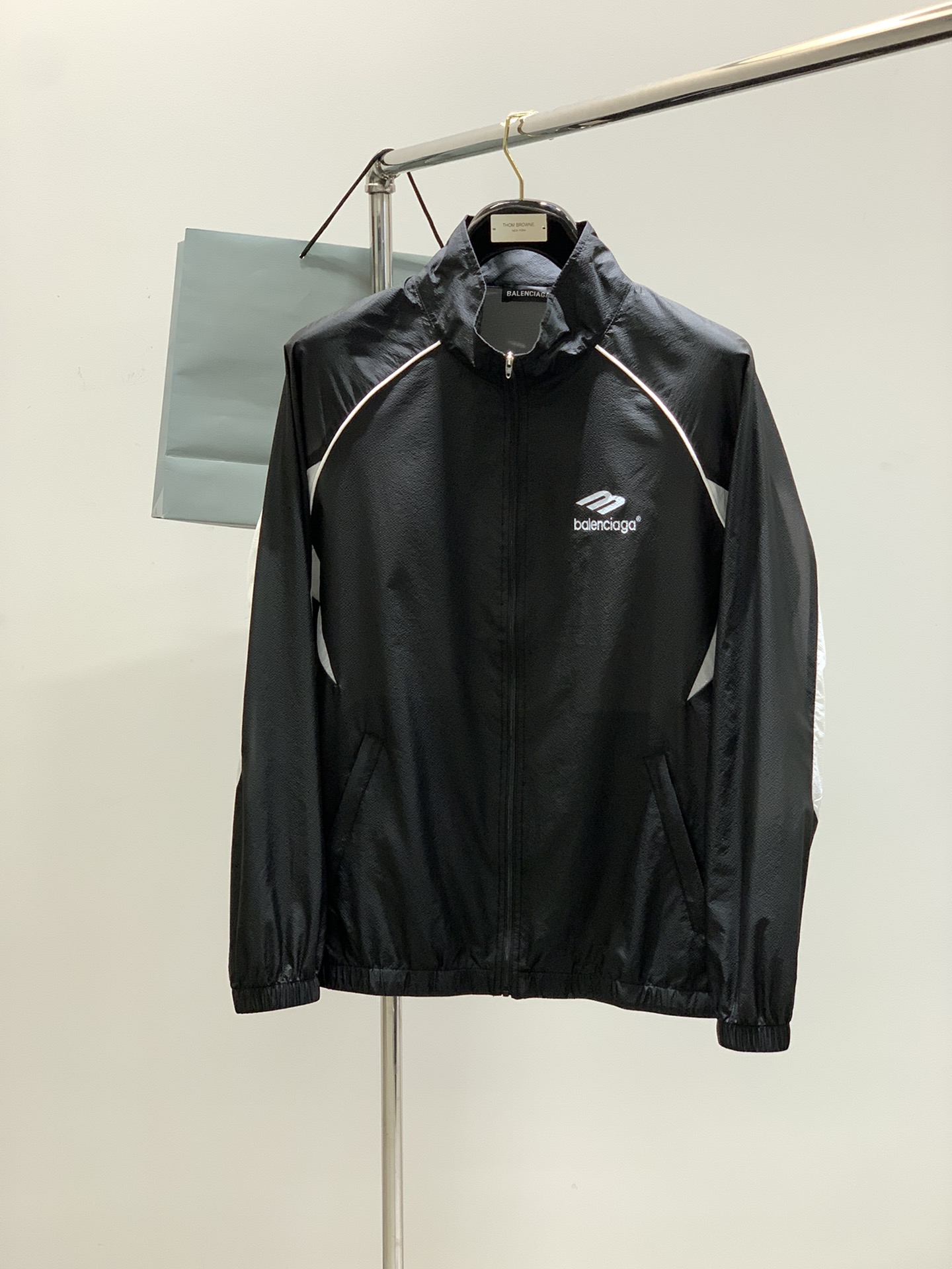 NO:147420,,Balenciaga Balenciaga, the latest spring and summer models, the counter is available at the same time, original singles, hot and fashionable casual sunscreen jackets, imported original fabrics, unique design, top-grade printing craft letter pattern decoration logo, original hardware and auxiliary materials decoration, simple and fashionable, handsome upper body, complete three standards, 2 colors recommended, code number M-3XL,,balenciaga,balenciaga, jackets & coats,alexander wang19860909,Balenciaga 巴黎世家,春夏季最新款,专柜同步有售,原单狠货,爆款时尚休闲防晒服外套,进口原版面料,独特设计,顶级印花工艺字母图案装饰logo,原版五金辅料装饰,简约时尚 ,上身帅气,三标齐全,2色推荐,码数M-3XL,,balenciaga,balenciaga,jackets & coats,alexander wang,Men's clothing