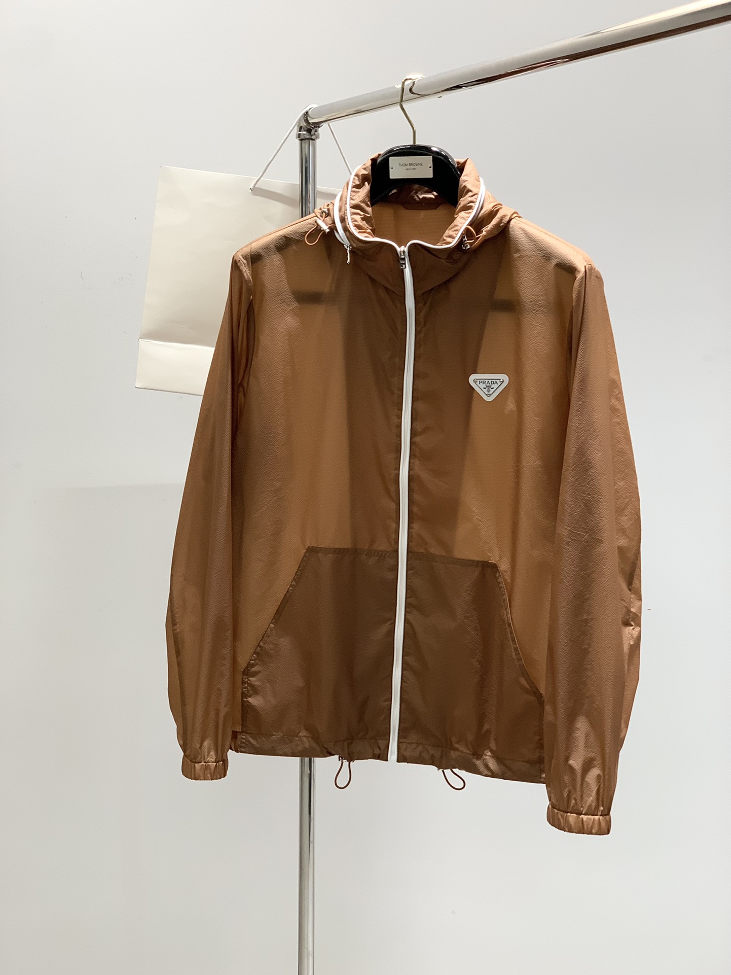 NO:147357,,PRADA Prada, the latest products in spring and summer, available at the same time for counters, fashionable and casual sunscreen jackets, imported original fabrics, extremely complex workmanship, the only channel that can be used as a purchasing agent level, top-level glue printing craft letter pattern logo, original hardware and auxiliary decoration, extremely high grade, comfortable and versatile, handsome and stylish upper body, 2 colors recommendation, code number M-3XL,,prada,prada, jackets & coats,alexander wang19860909,PRADA 普拉达,春夏最新品,专柜同步有售,时尚休闲防晒服外套,进口原版面料,做工极为复杂,唯一可以做代购级别的渠道狠货,顶级印胶工艺字母图案logo,原版五金辅料装饰,档次极高,舒适百搭,上身帅气有型,2色推荐,码数M-3XL,,prada,prada,jackets & coats,alexander wang,Men's clothing