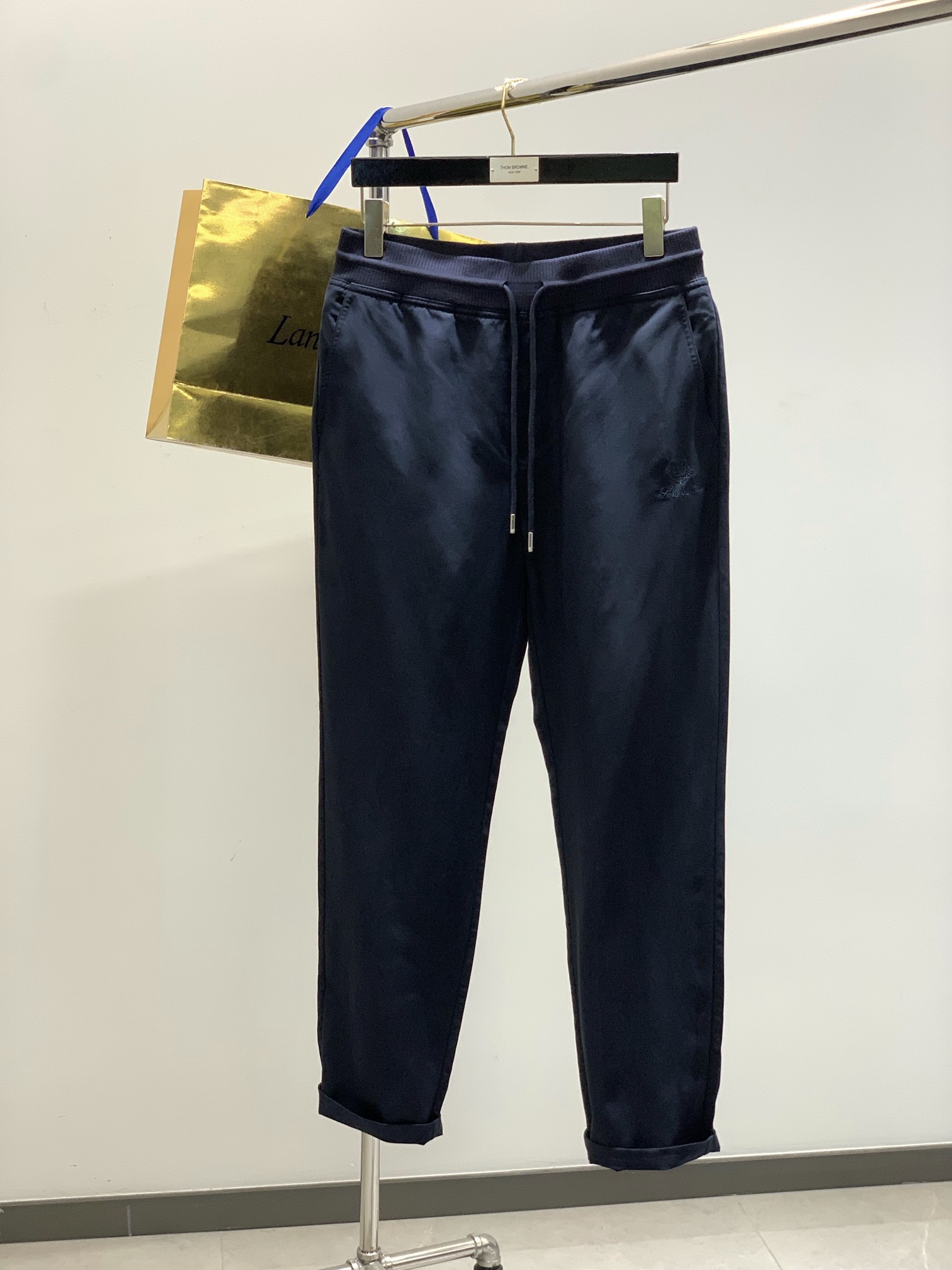 NO:420941,,LP (Loro Piana), the latest spring product, available at the same time for counters, original singles, fashionable casual pants, imported original fabric, top-grade embroidery craft letter pattern decoration logo, original hardware and accessories decoration, extremely high-end, comfortable and versatile, and very handsome on the upper body!  2 colors recommended, code number M-3XL, loro piana, loro piana, alexander wang19860909,LP(Loro Piana ),春季最新品,专柜同步有售,原单狠货,时尚休闲裤,采用进口原版面料,顶级刺绣工艺字母图案装饰logo,原版五金辅料装饰,档次极高,舒适百搭,上身帅气十足！2色推荐,码数M-3XL,,loro piana,loro piana,alexander wang,Men's clothing