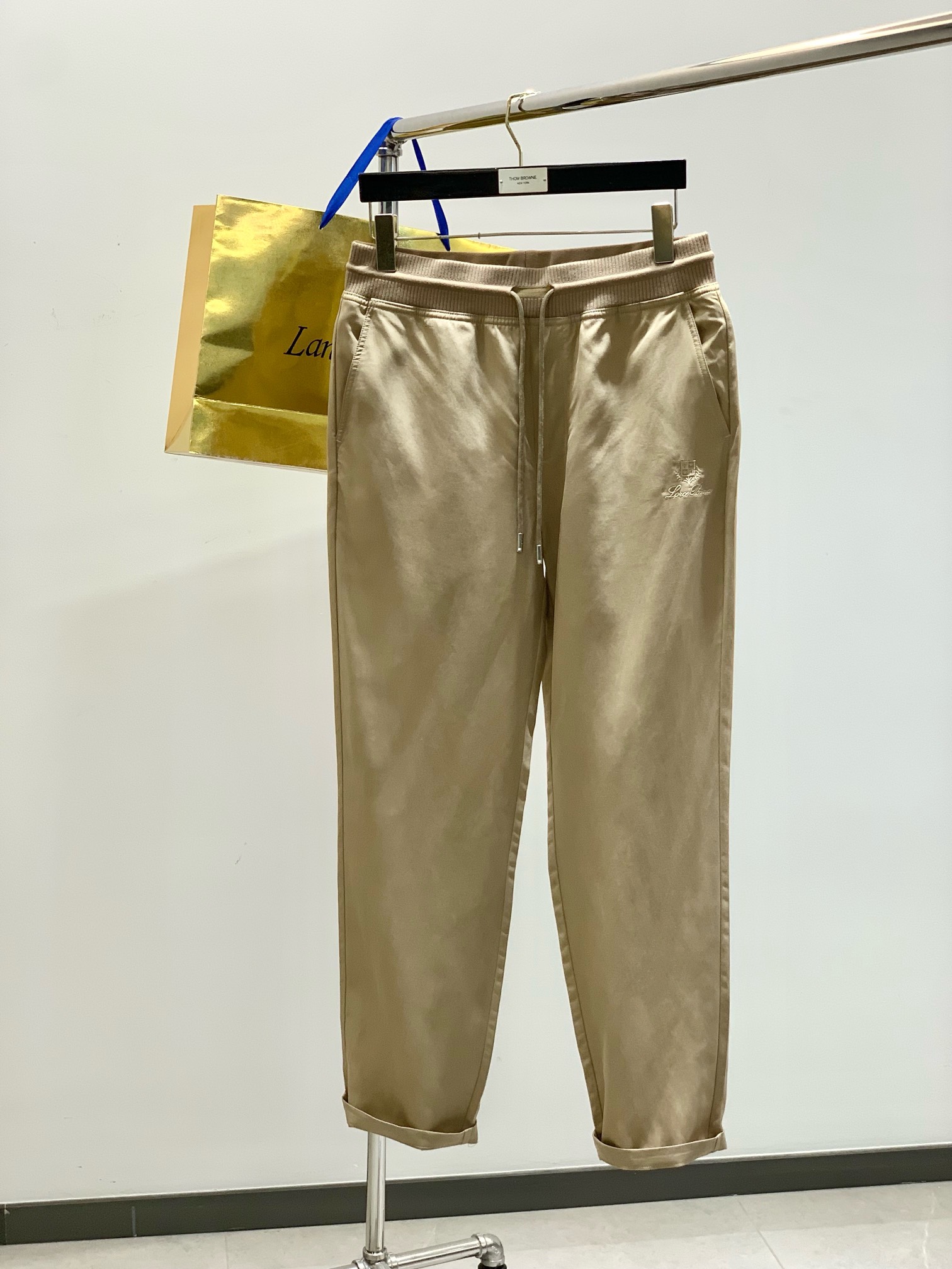 NO:161718,,LP (Loro Piana), the latest spring product, available at the same time for counters, original singles, fashionable casual pants, imported original fabric, top-grade embroidery craft letter pattern decoration logo, original hardware and accessories decoration, extremely high-end, comfortable and versatile, and very handsome on the upper body!  2 colors recommended, code number M-3XL, loro piana, loro piana, alexander wang19860909,LP(Loro Piana ),春季最新品,专柜同步有售,原单狠货,时尚休闲裤,采用进口原版面料,顶级刺绣工艺字母图案装饰logo,原版五金辅料装饰,档次极高,舒适百搭,上身帅气十足！2色推荐,码数M-3XL,,loro piana,loro piana,alexander wang,Men's clothing