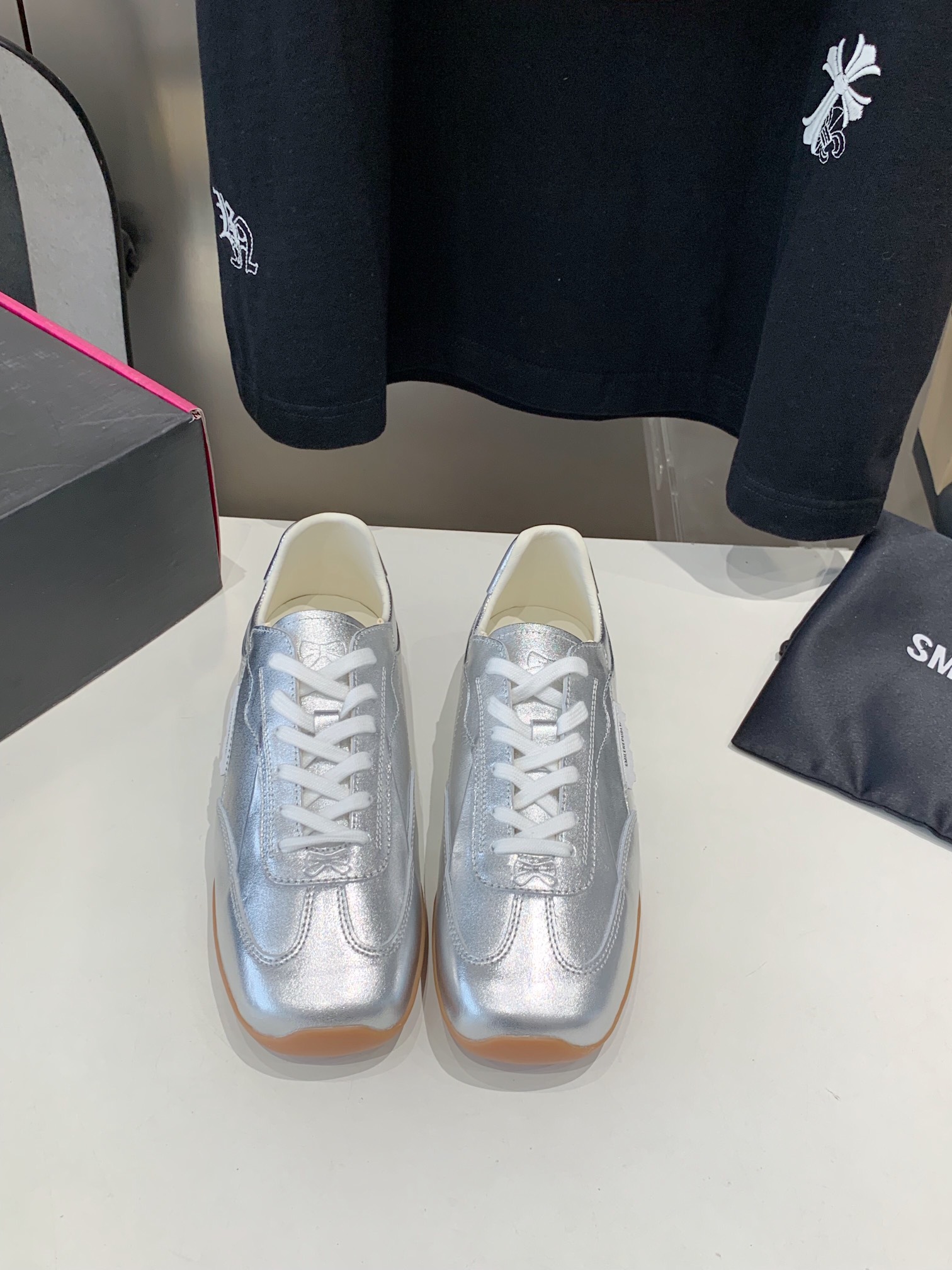 NO:240224,Smilerepublic2025 new shoe style square-toed training shoes integrate elegant arc into Fouette's design. Top-grade materials gently wrap your feet and take every step of agile steps. The new color scheme of the square-toed training series is simple and memorable. Major stars are taking their feet. Size 35-39, casual shoes/sports shoes, sneakers19860909smilerepublic2025全新鞋型方头德训鞋 将优雅弧线融入到Fouette的设计中 顶级材质轻柔包裹双脚迈出每一步灵动的步伐 方头德训系列全新配色 简约又有记忆 各大明星纷纷上脚 码数女码35-39,休闲鞋/运动鞋,sneakers,Women's Shoes