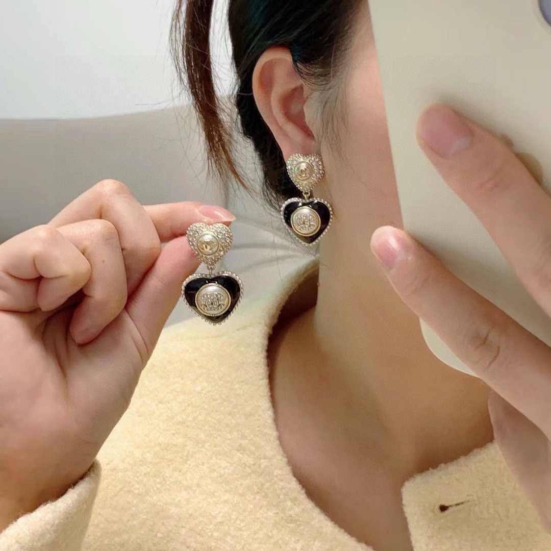 NO:111299,Xiaoxiang Chanel black love pendant earrings pearls and diamonds are very harmonious and beautiful brass material 925 silver needle [purchase level] original logo print Chanel Xiaoxiang Chanel classic double c earrings very beautiful counter uniform brass material is suitable for all occasions, jewelry quality, chanel, chanel, earrings19860909小香 Chanel 黑色爱心吊坠耳钉珍珠和钻的搭配非常和谐漂亮黄铜材质 925银针【代购级别】原版logo字印 Chanel 小香 香奈儿经典双c耳钉耳环 非常漂亮 专柜一致黄铜材质适合各种场合,饰品精品,chanel,chanel,earrings,Jewelry