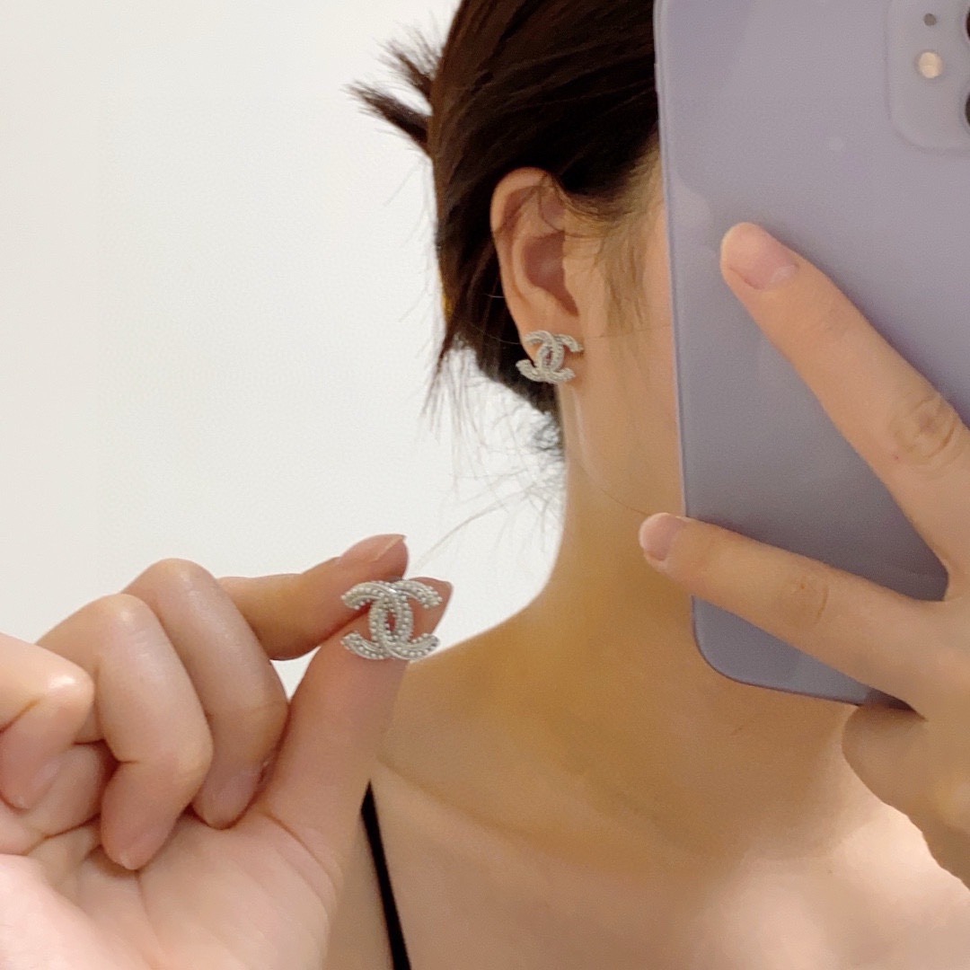 NO:111308,The exciting new model [Chanel Chanel] silver-inlaid small pearl earrings are very casual and high-end. The highest version on the market!  Chanel earrings must have the goddess of stud earrings, super slim face, personality and fashion, daily necessities, ladylike temperament, noble and famous temperament, simple and elegant versatile earrings 9.25 silver needles, jewelry quality, chanel, chanel, earrings19860909劲爆新款【Chanel香奈儿】银色镶小珍珠耳钉非常休闲和高级感市面最高版本！香奈儿耳钉女神必备 超级显脸瘦 有个性时尚 日常必备 淑女气质 高贵名媛气质 简约大气百搭款耳环9.25银针,饰品精品,chanel,chanel,earrings,Jewelry