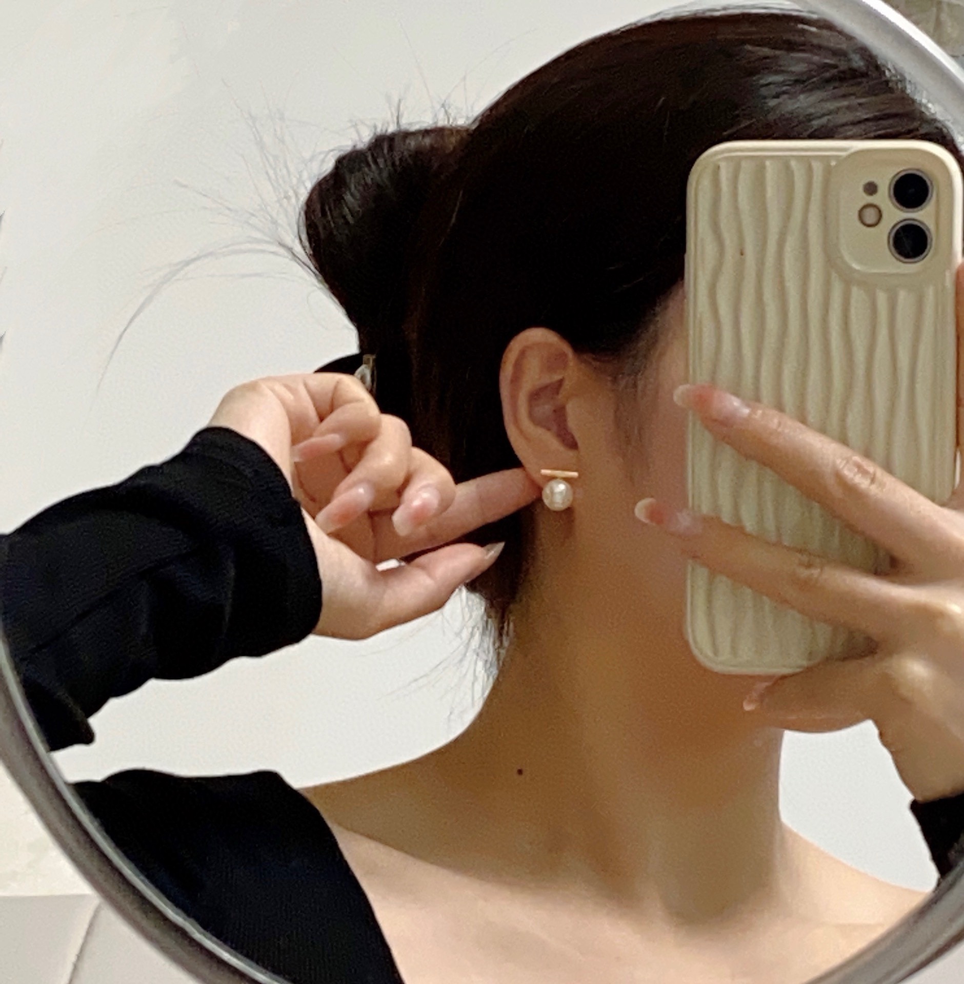 NO:111317,Xiaohongshu recommends the latest popular Celine Celine metal with pearl earrings. Celine has become a popular element, continuing to interpret elegance and create fashion for women. Celine's jewelry style definitely represents a new lifestyle. Just like this earring, the harmonious matching between the clothing is very prominent, allowing gorgeousness and freedom to coexist, elegant but never feel bound, jewelry boutique, celine, celine, earrings19860909小红书推荐最新爆款Celine赛琳金属搭配珍珠耳钉 赛琳已经自成一股流行元素,持续为女性诠释优雅、创造时尚,Celine家的饰品风格绝对代表了一种新的生活方式,就像此款耳环,跟服饰之间的和谐搭配性是非常凸出的,让华丽与自在共存,优雅但绝不会感到束缚,饰品精品,celine,celine,earrings,Jewelry